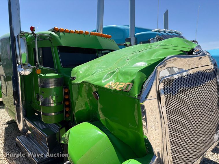 image for item YA2872 2019 Peterbilt 389 semi truck