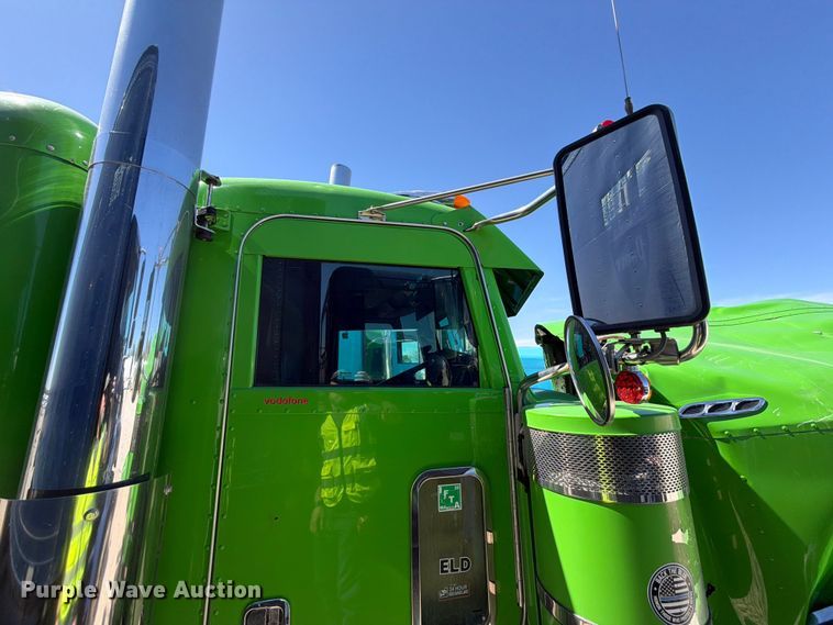 image for item YA2872 2019 Peterbilt 389 semi truck
