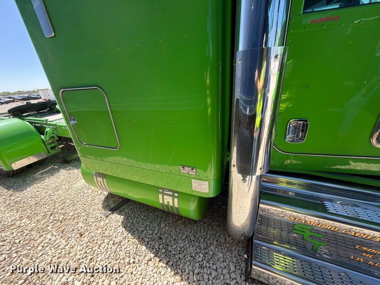 image for item YA2872 2019 Peterbilt 389 semi truck