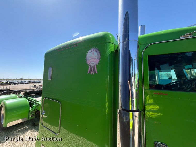 image for item YA2872 2019 Peterbilt 389 semi truck