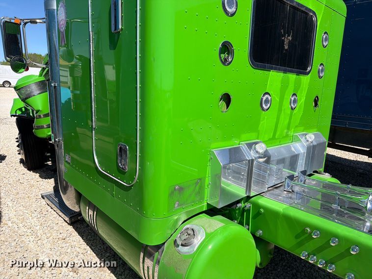 image for item YA2872 2019 Peterbilt 389 semi truck