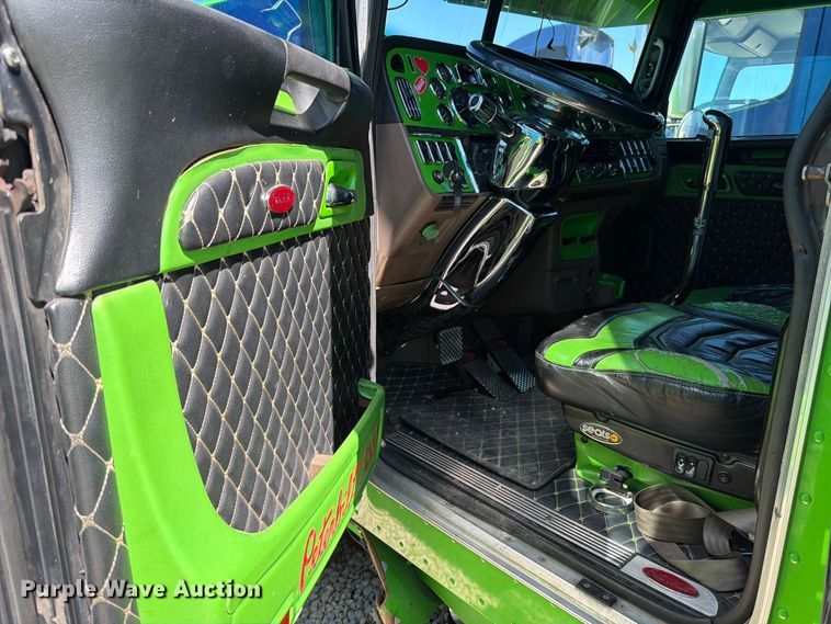 image for item YA2872 2019 Peterbilt 389 semi truck