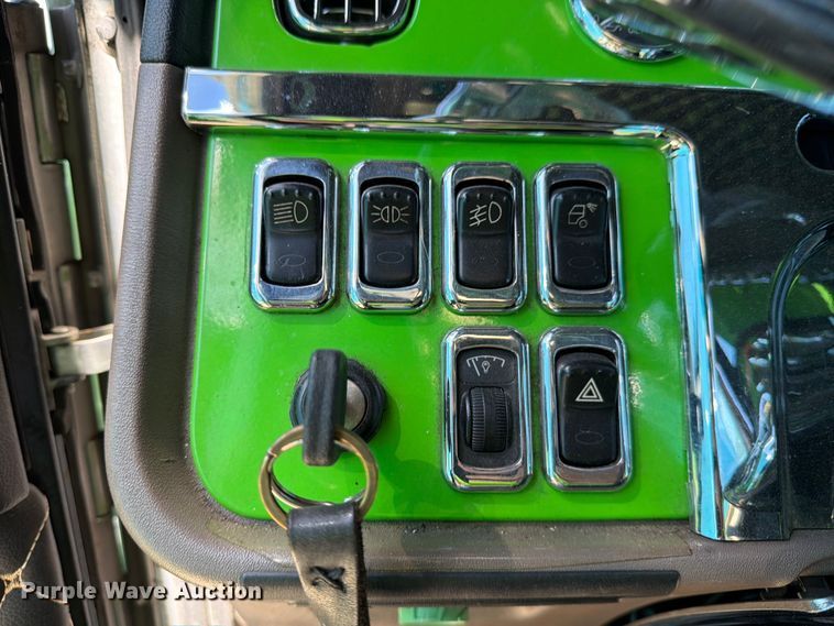 image for item YA2872 2019 Peterbilt 389 semi truck