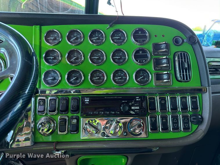 image for item YA2872 2019 Peterbilt 389 semi truck