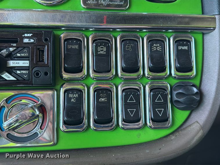 image for item YA2872 2019 Peterbilt 389 semi truck