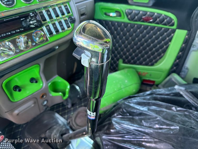 image for item YA2872 2019 Peterbilt 389 semi truck