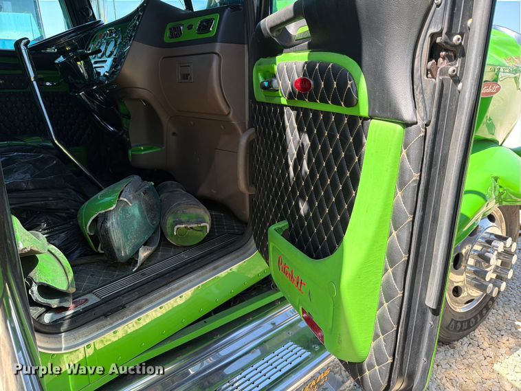 image for item YA2872 2019 Peterbilt 389 semi truck