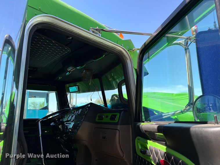 image for item YA2872 2019 Peterbilt 389 semi truck