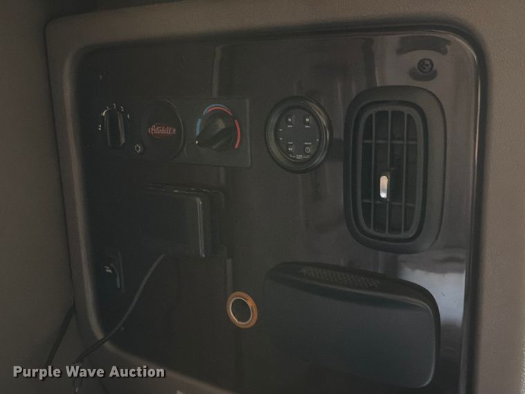 image for item YA2872 2019 Peterbilt 389 semi truck
