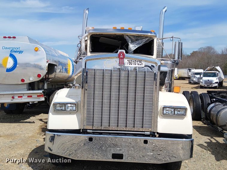 image for item YA2877 2025 Kenworth W900 semi truck