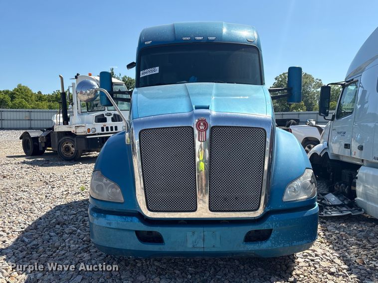 image for item YA2903 2017 Kenworth T680 semi truck