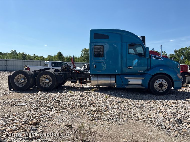 image for item YA2903 2017 Kenworth T680 semi truck