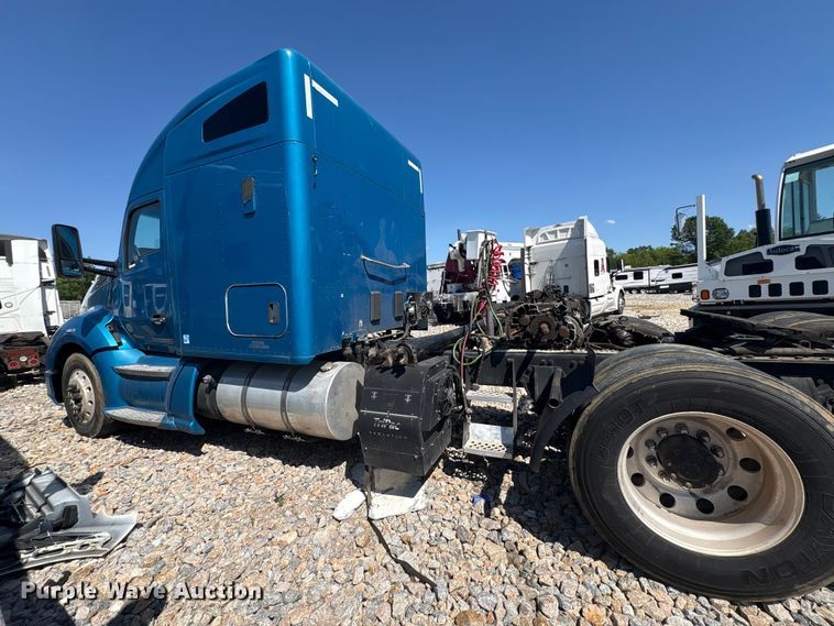 image for item YA2903 2017 Kenworth T680 semi truck
