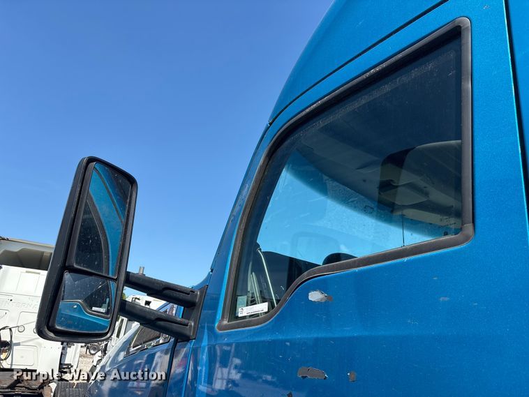 image for item YA2903 2017 Kenworth T680 semi truck