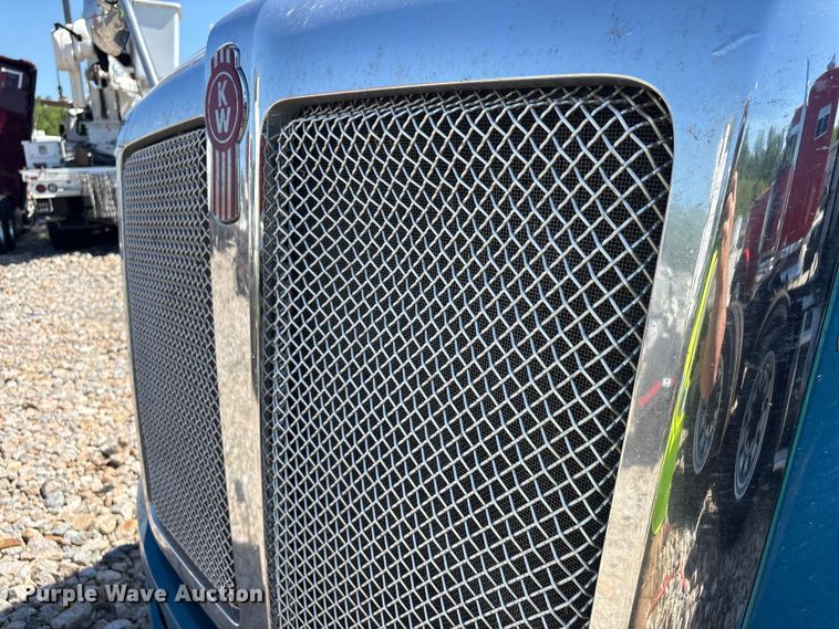 image for item YA2903 2017 Kenworth T680 semi truck