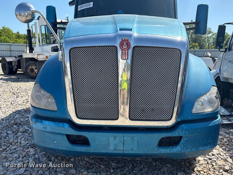 image for item YA2903 2017 Kenworth T680 semi truck