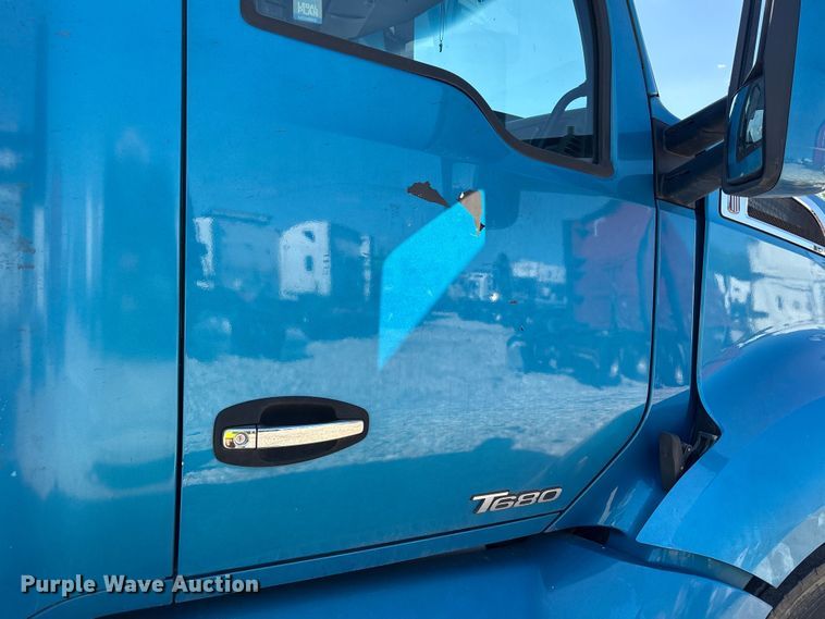 image for item YA2903 2017 Kenworth T680 semi truck