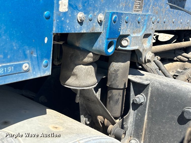 image for item YA2903 2017 Kenworth T680 semi truck