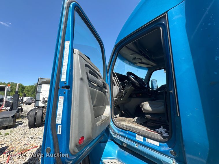 image for item YA2903 2017 Kenworth T680 semi truck