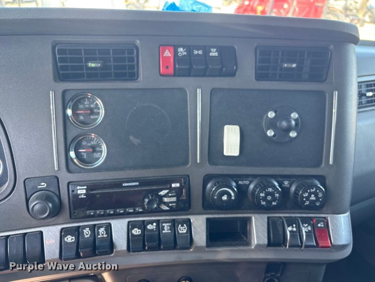 image for item YA2903 2017 Kenworth T680 semi truck