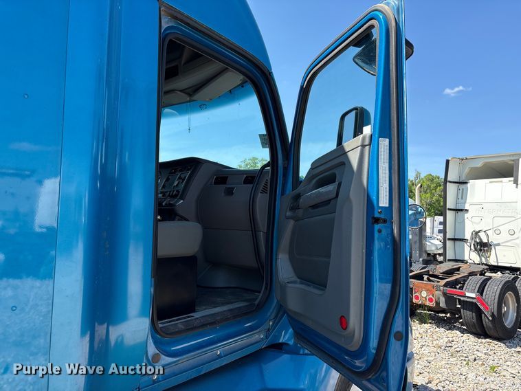 image for item YA2903 2017 Kenworth T680 semi truck