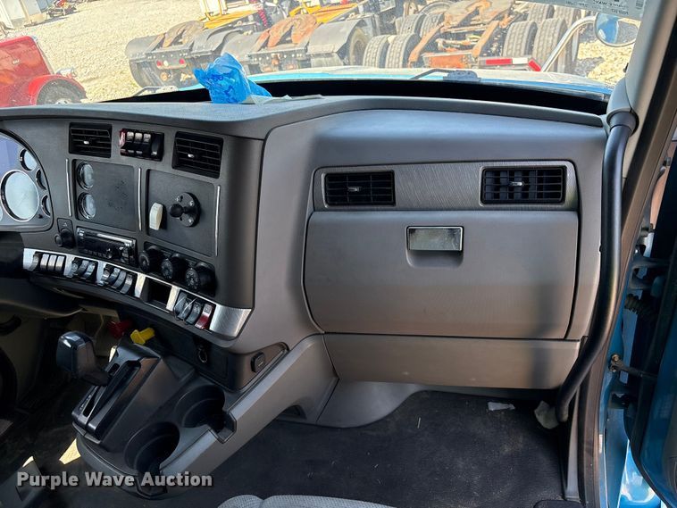 image for item YA2903 2017 Kenworth T680 semi truck