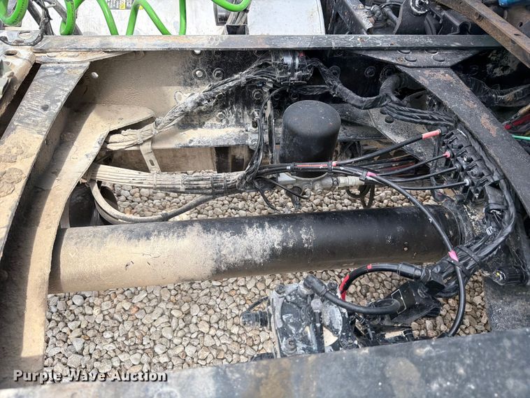 image for item YA2987 2017 Volvo VNL semi truck