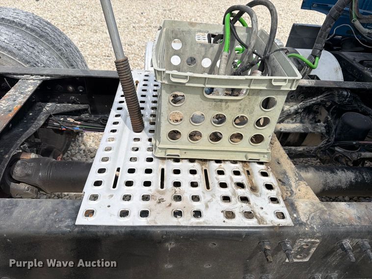 image for item YA2987 2017 Volvo VNL semi truck