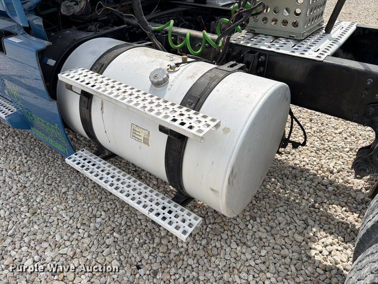 image for item YA2987 2017 Volvo VNL semi truck