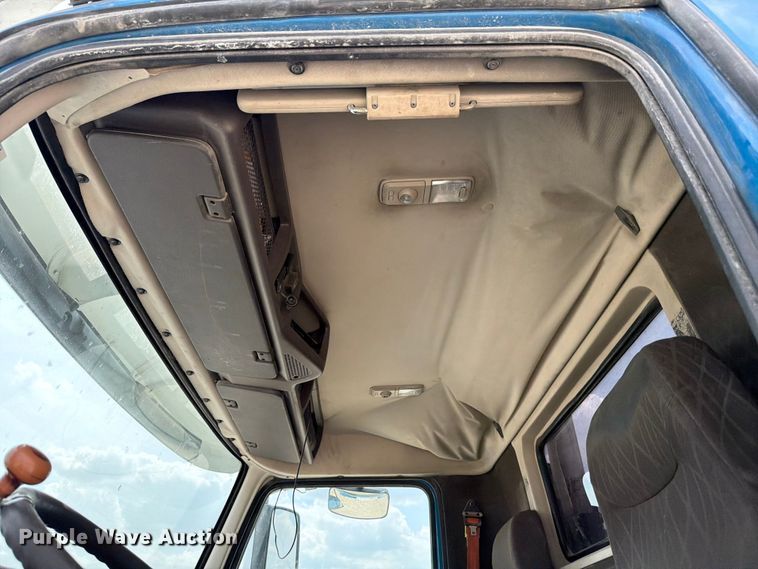 image for item YA2987 2017 Volvo VNL semi truck