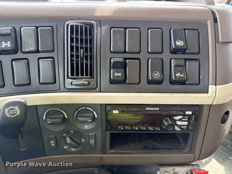 image for item YA2987 2017 Volvo VNL semi truck