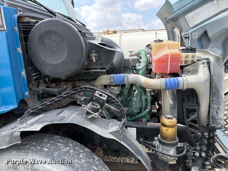 image for item YA2987 2017 Volvo VNL semi truck