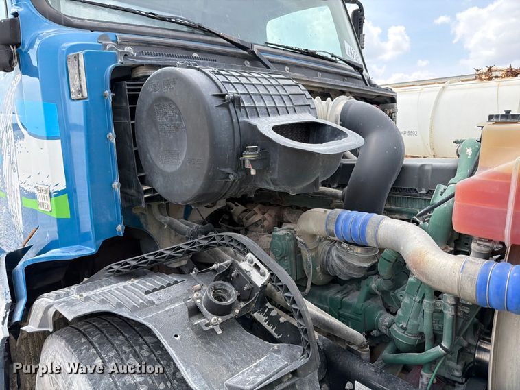 image for item YA2987 2017 Volvo VNL semi truck