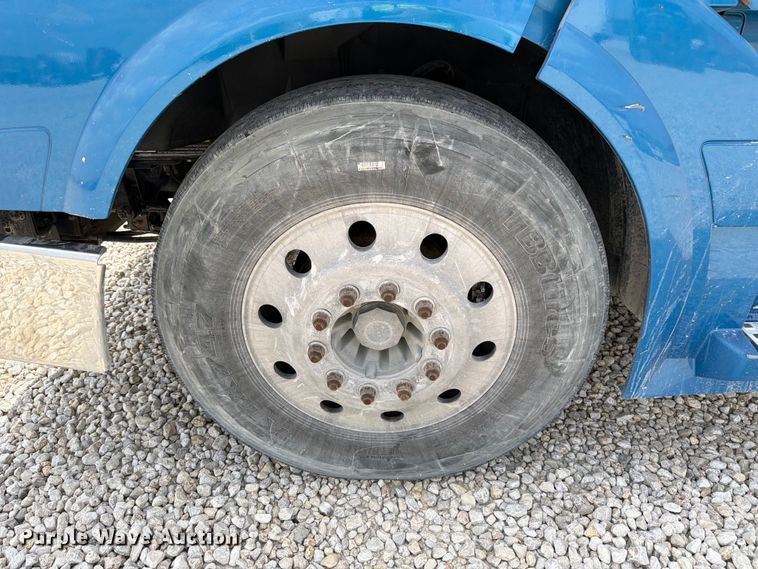 image for item YA2987 2017 Volvo VNL semi truck