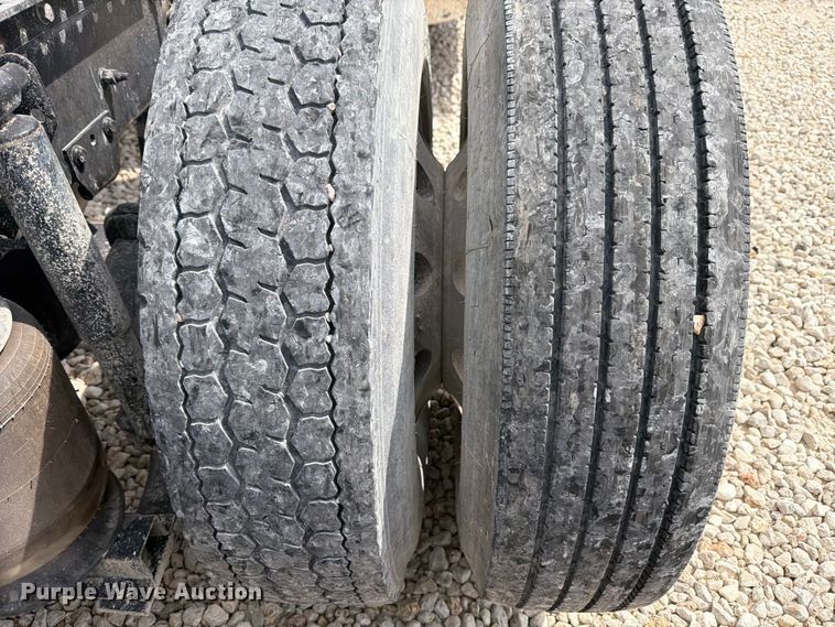 image for item YA2987 2017 Volvo VNL semi truck