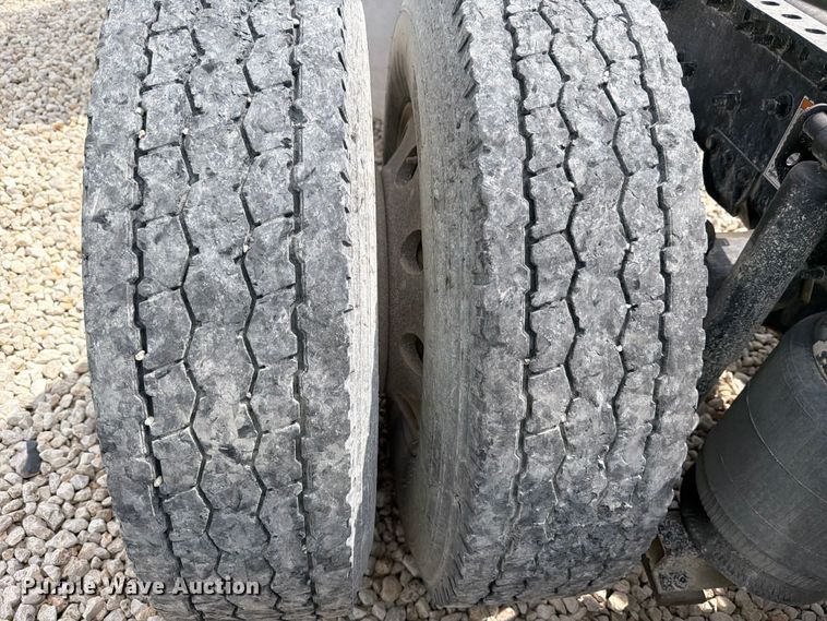 image for item YA2987 2017 Volvo VNL semi truck