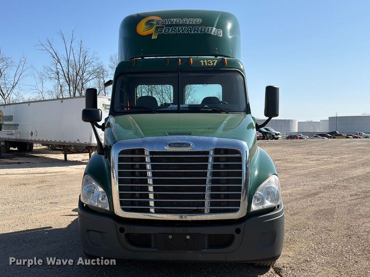 image for item YA2996 2017 Freightliner  Cascadia semi truck