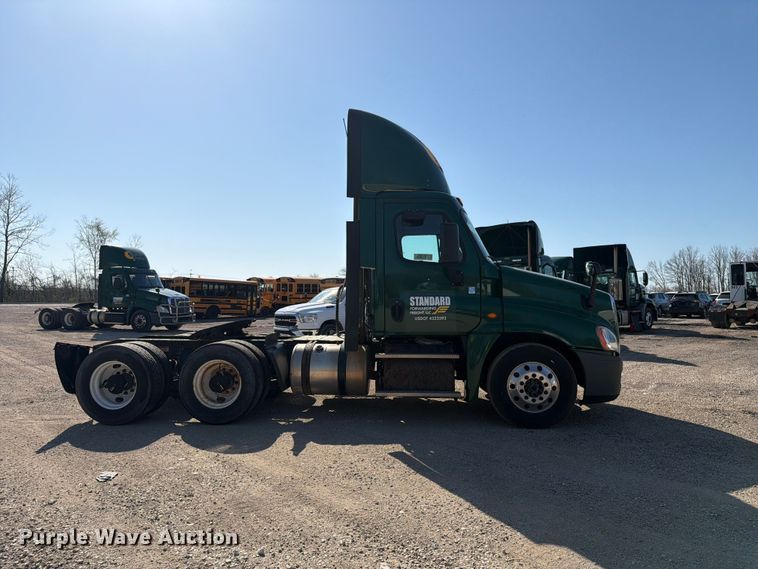 image for item YA2996 2017 Freightliner  Cascadia semi truck