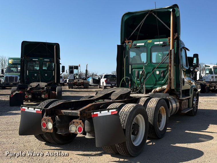 image for item YA2996 2017 Freightliner  Cascadia semi truck