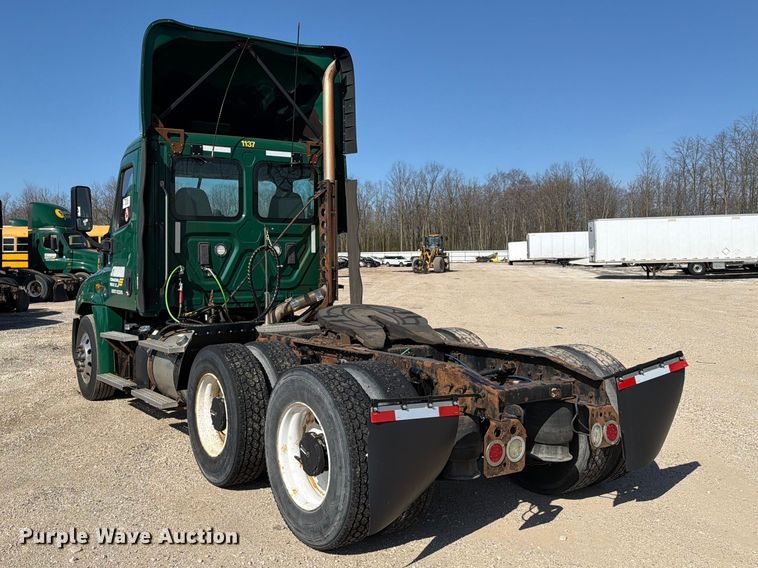 image for item YA2996 2017 Freightliner  Cascadia semi truck