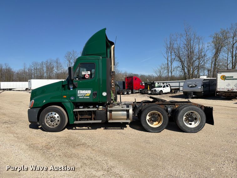 image for item YA2996 2017 Freightliner  Cascadia semi truck