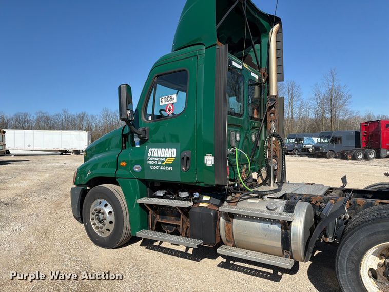 image for item YA2996 2017 Freightliner  Cascadia semi truck
