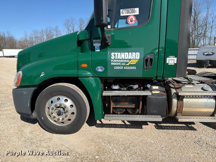 image for item YA2996 2017 Freightliner  Cascadia semi truck