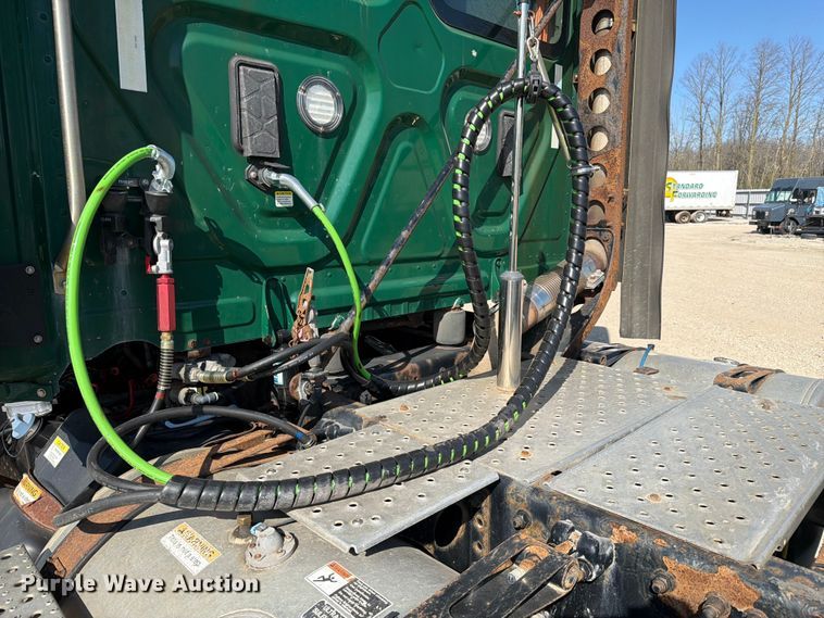 image for item YA2996 2017 Freightliner  Cascadia semi truck