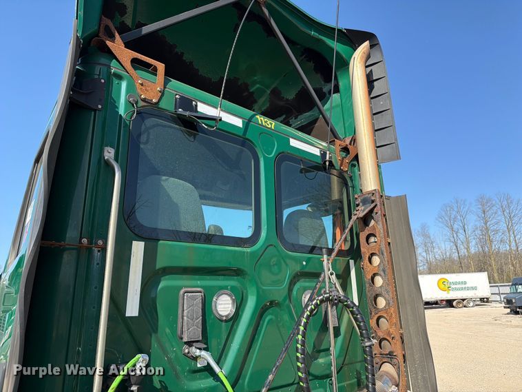 image for item YA2996 2017 Freightliner  Cascadia semi truck