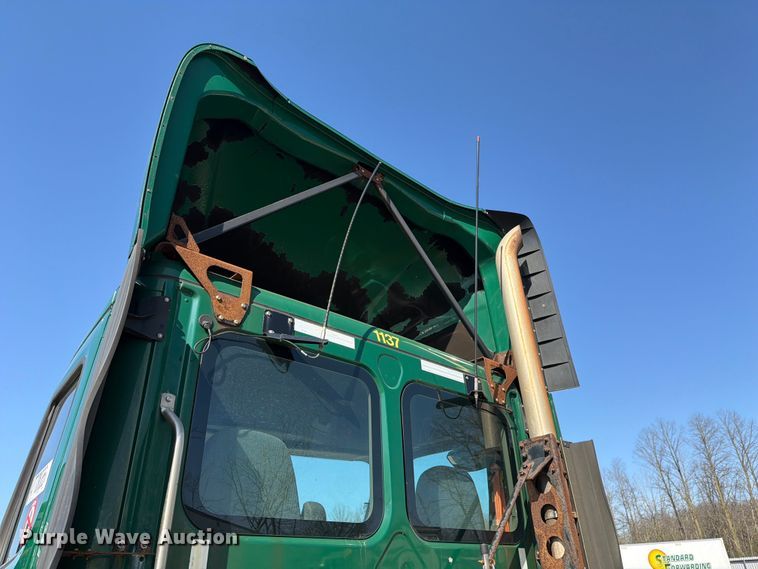 image for item YA2996 2017 Freightliner  Cascadia semi truck