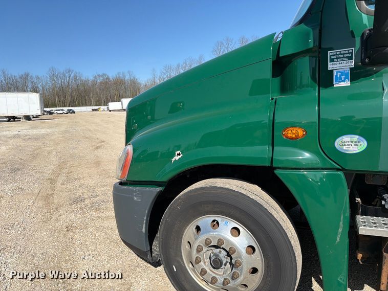 image for item YA2996 2017 Freightliner  Cascadia semi truck