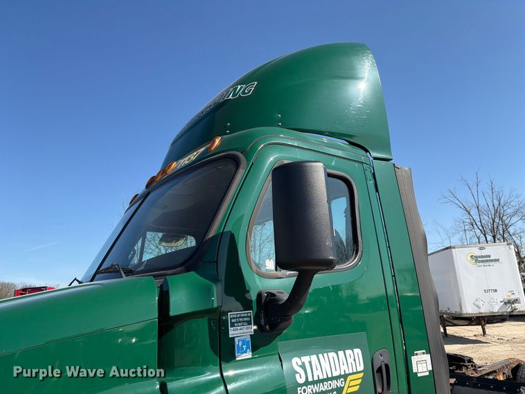 image for item YA2996 2017 Freightliner  Cascadia semi truck