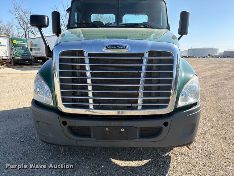 image for item YA2996 2017 Freightliner  Cascadia semi truck