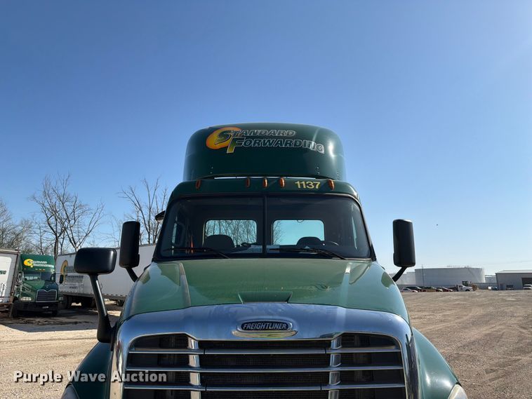 image for item YA2996 2017 Freightliner  Cascadia semi truck